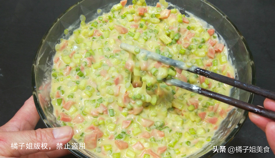 “鸡蛋饼的新做法”，鲜香味美，金黄酥脆，不吃撑都停不下来