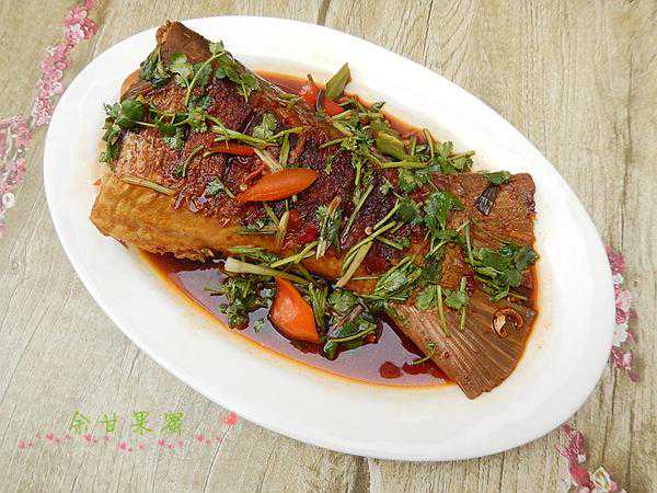 一把长豆角，半个红椒片，厨师长简单一焯一拌，就是一盘美味佳肴