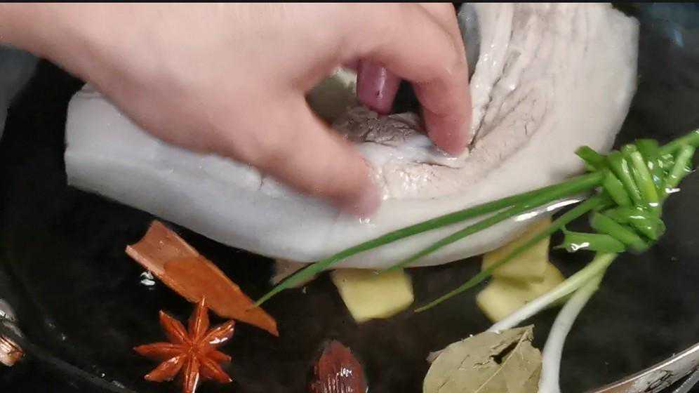 我家白切肉喜欢这样吃，蒜香浓郁，切好蒸一下趁热蘸着吃味道更佳