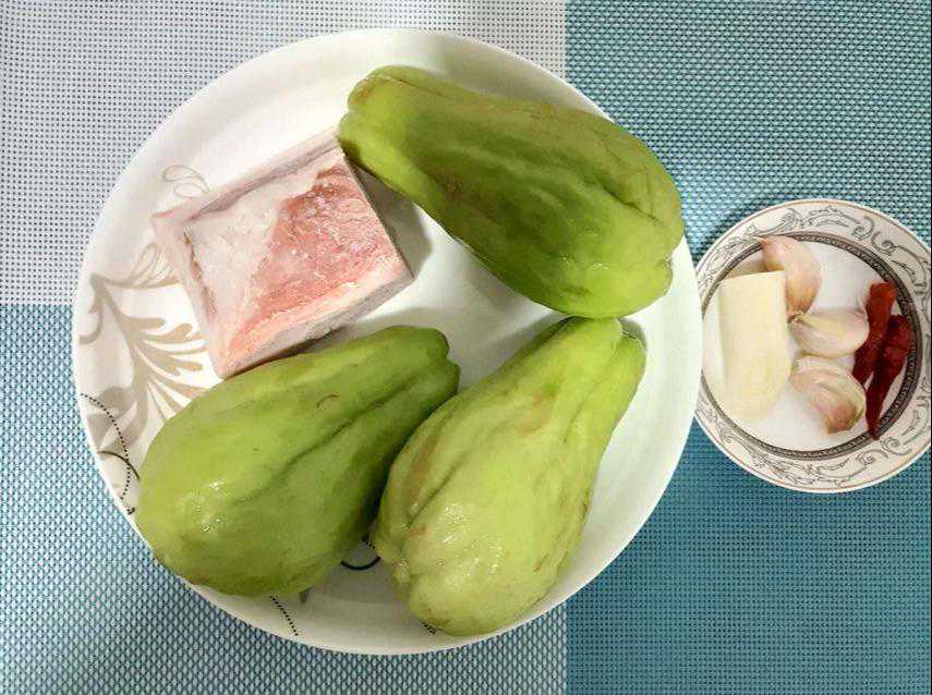 教你做家常简单版佛手瓜炒肉片，清新爽脆，十分钟搞定一盘菜