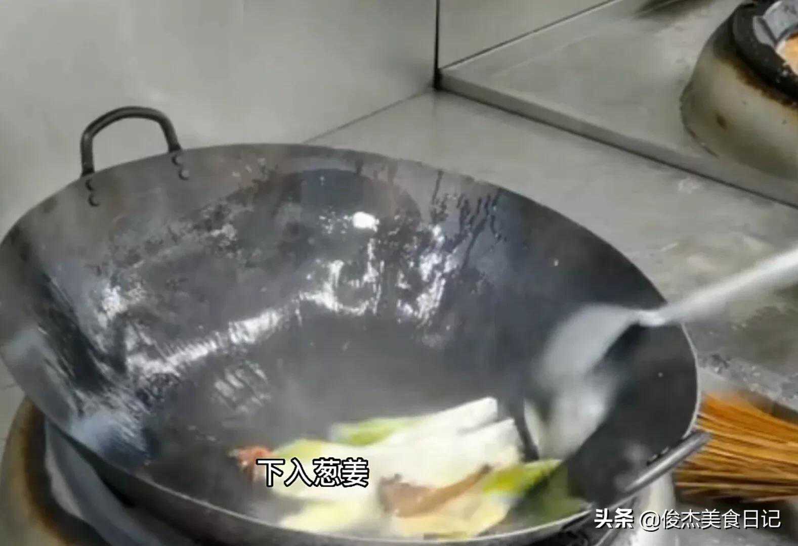 红烧牛尾做法就是这么简单，不需要太多调料，肉烂脱骨不塞牙