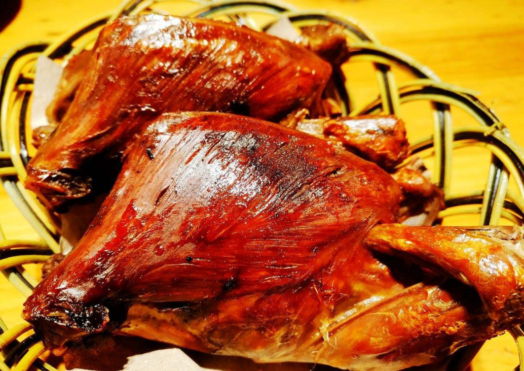秘制红烧乳鸽 油浸炸出来的鸽子外脆里嫩，十分受食客喜爱