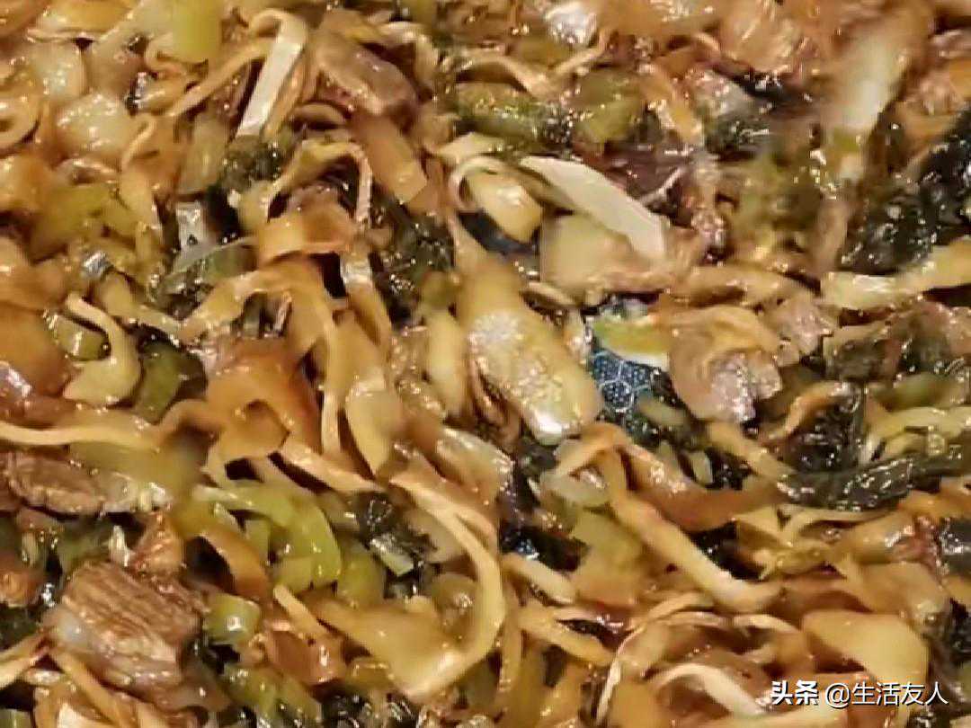 新鲜的春笋，再配上一块肥瘦均匀的五花肉，把隔壁小孩馋的哇哇叫