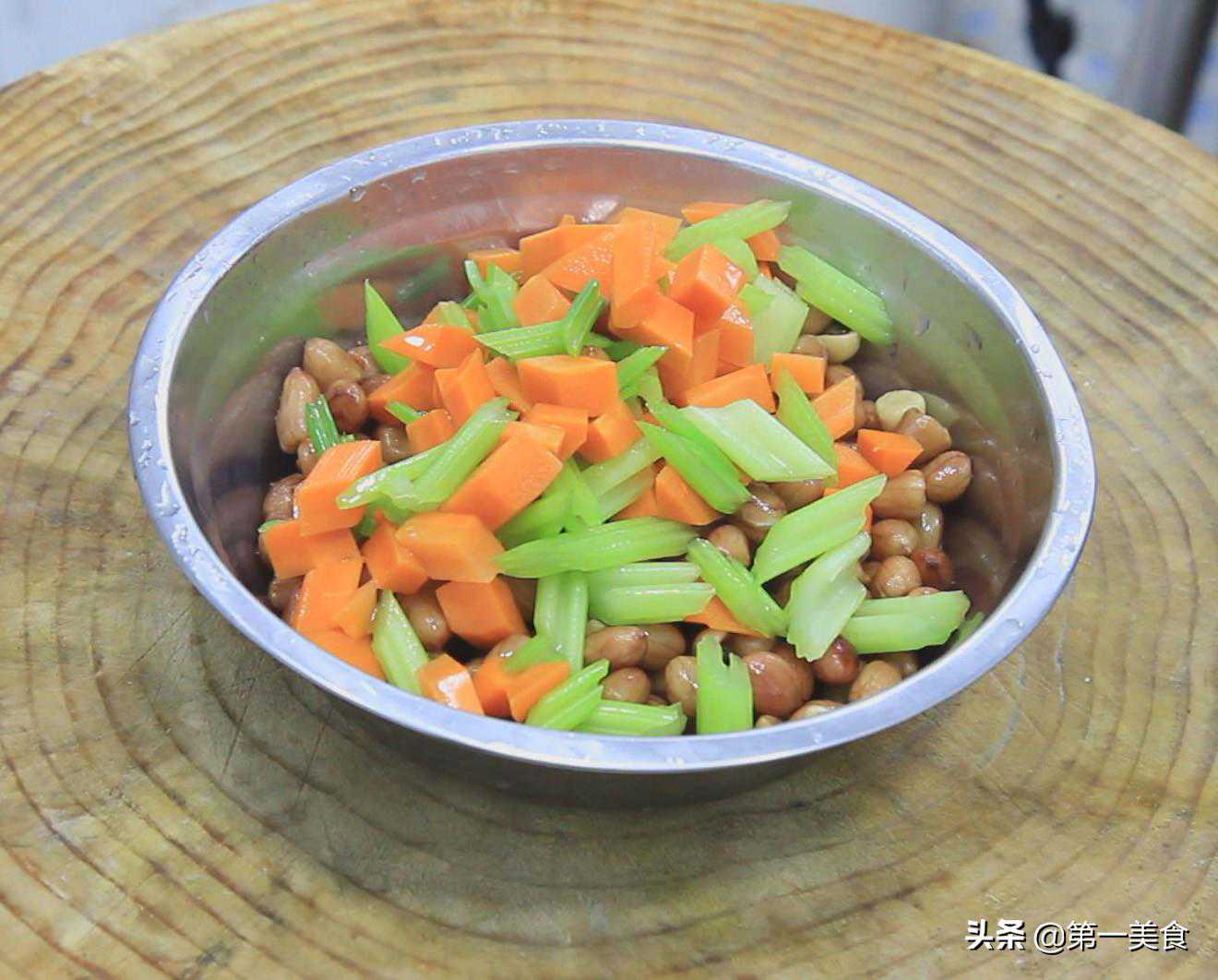 五香水煮花生怎样做才能更入味？看看厨师长用的啥绝招，一学就会