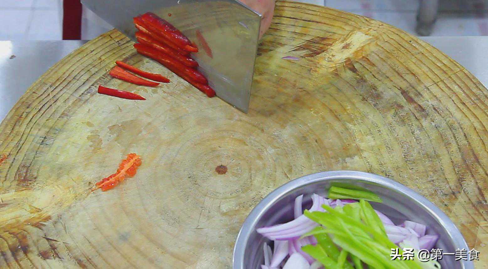 大厨教你做家常菜，学会这技巧，洋葱不软烂，肉片不老不油腻