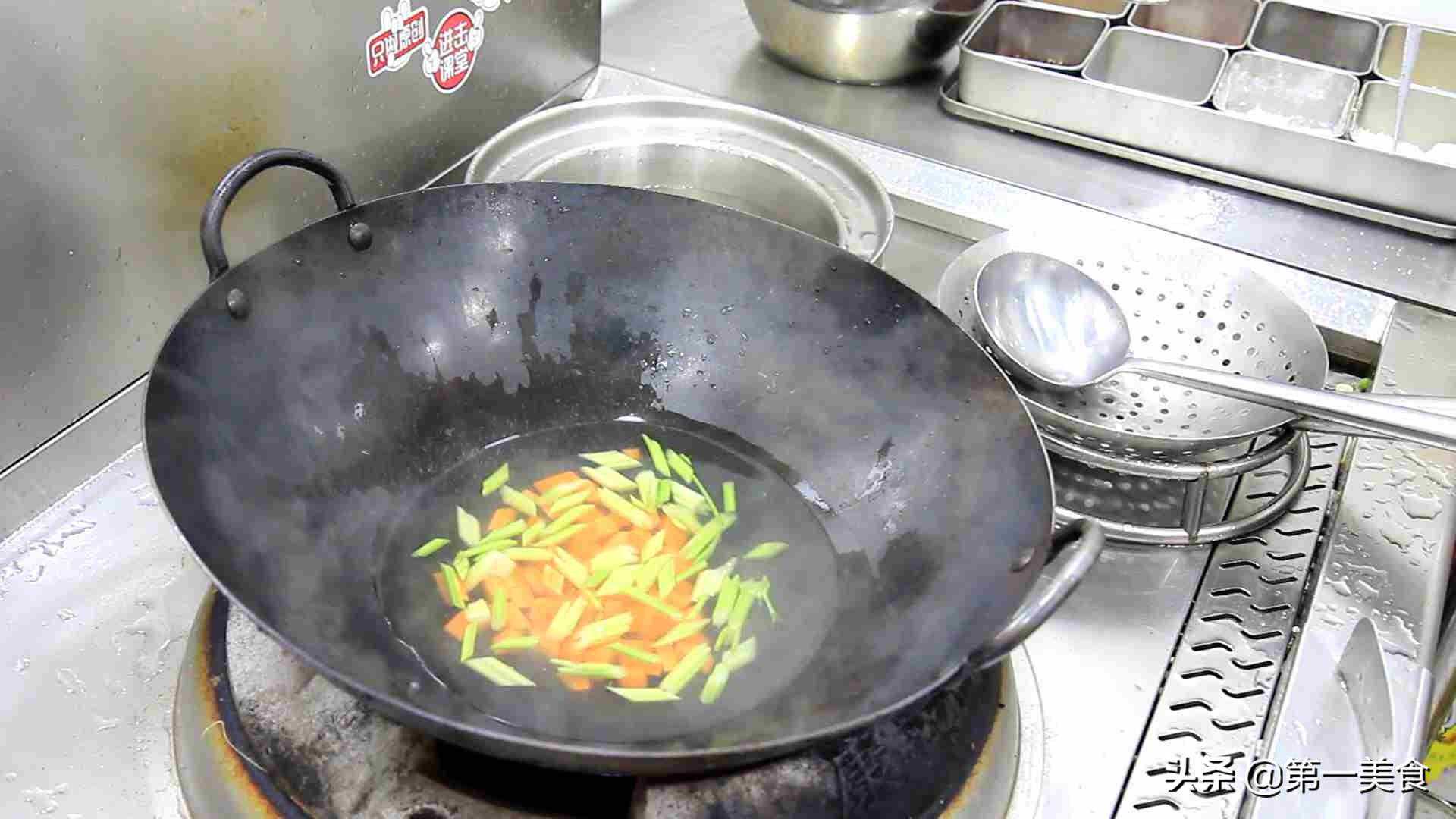 饭店里的五香花生米怎样做的，很多人做不好，看厨师长教你做法