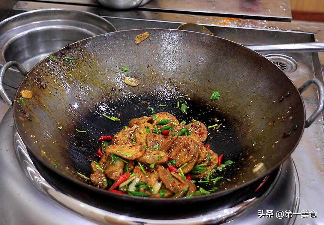 比烤肉还好吃的孜然土豆片，香辣软糯，开胃又下饭，一盘不够吃