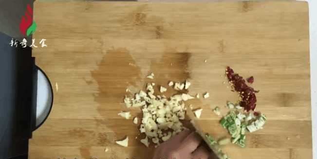 如何正确的制作炝土豆丝，厨小妹第一次就成功了，原来很简单！