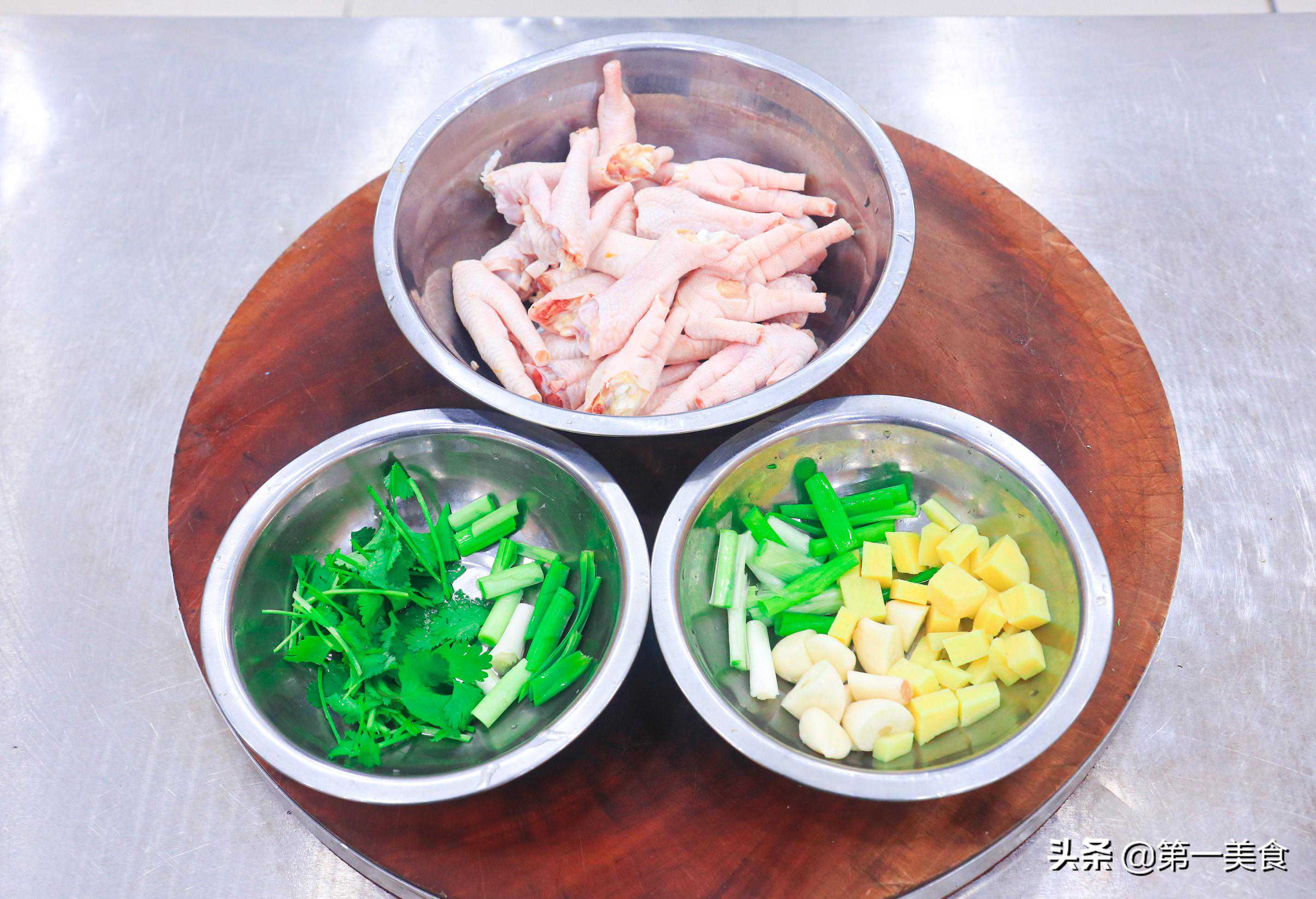 厨师长教你鸡爪的好吃做法，不炸不烧直接煮，滑嫩Q弹香味足