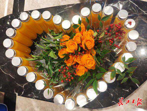 武汉酒店为浙江援鄂护师庆生：胡萝卜雕成13朵“玫瑰花”