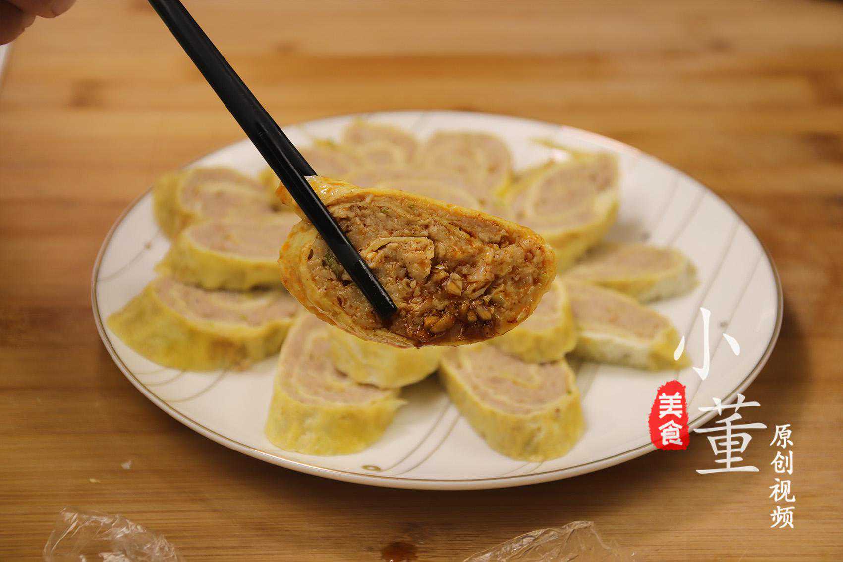 小董教你鸡蛋肉卷的做法，两分钟学会，软糯香口，待客的硬菜