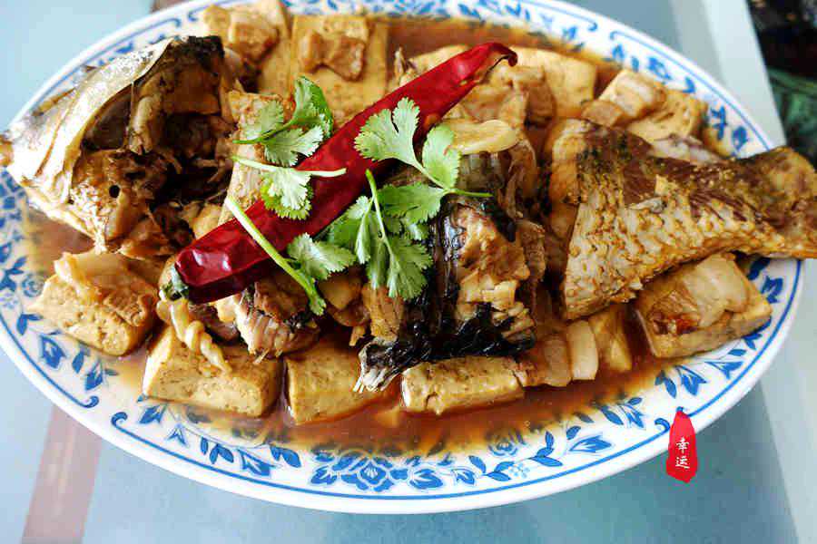 鱼肉鲜美的侉炖鱼，还有入味的豆腐和鱼汤，让你能吃两碗饭