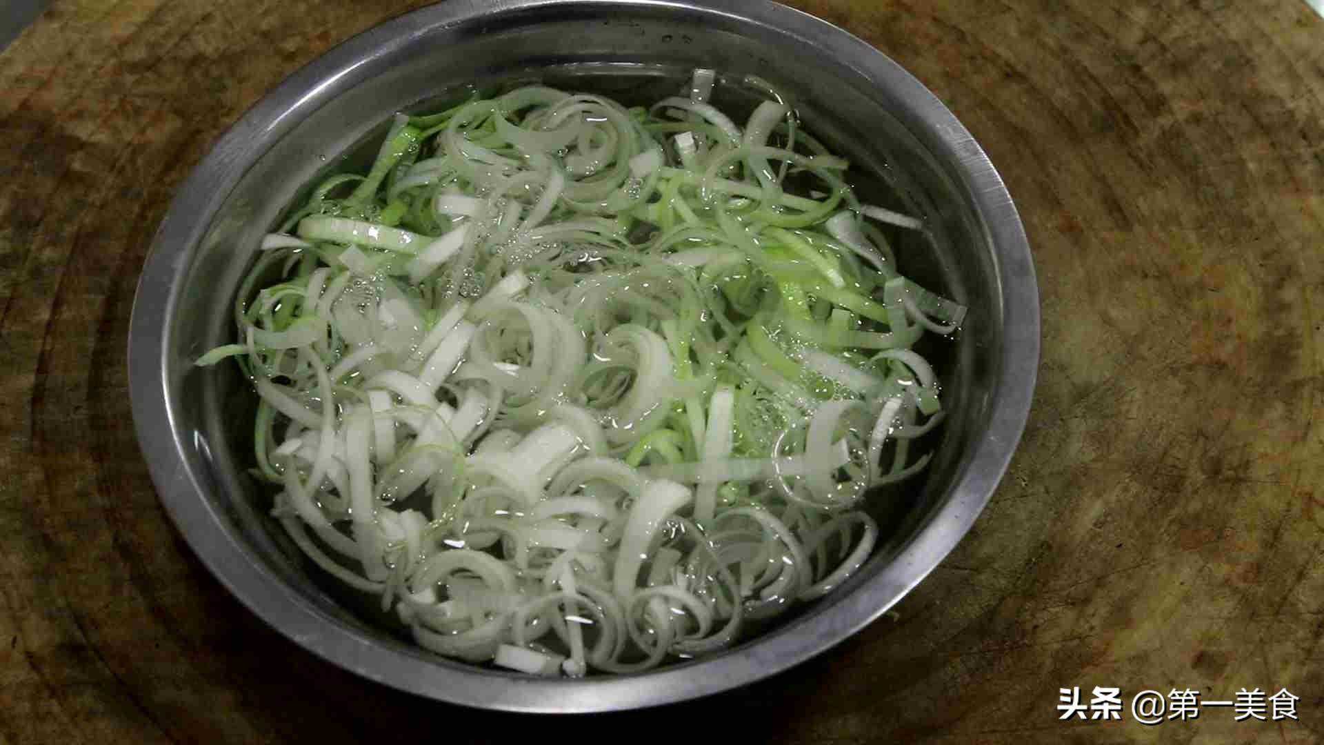 厨师长教你京酱肉丝的正确做法，肉丝嫩滑，口味纯正，酱香十足