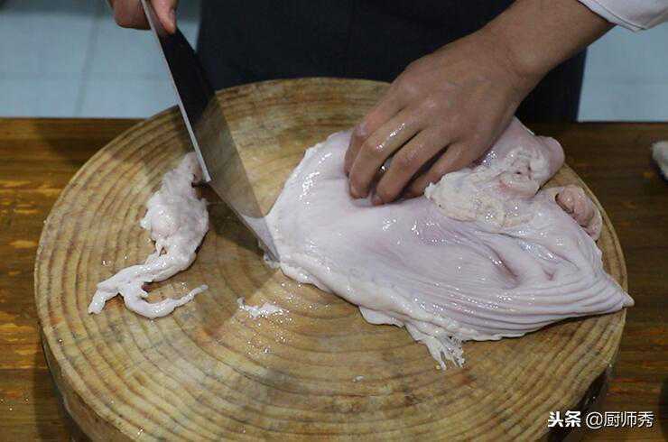 肚包鸡这样做，汤鲜肉嫩让你回味无穷，自己在家做吃得放心