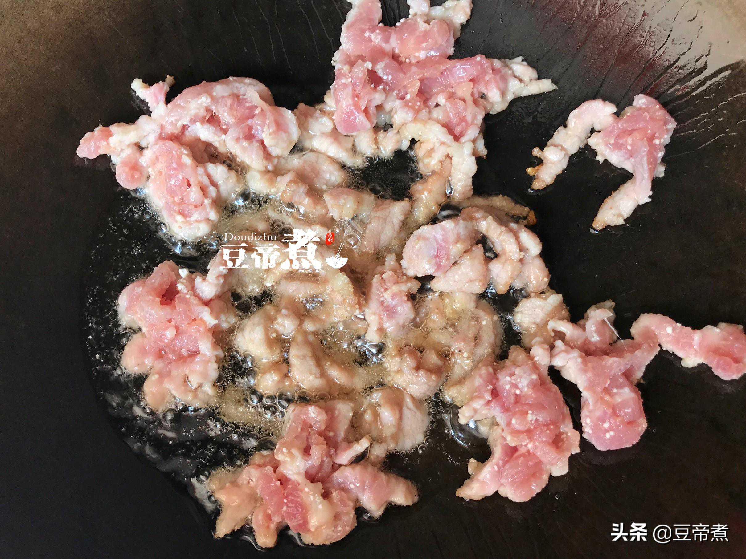 口蘑炒肉，就要这么做，肉质细嫩味道鲜，吃过一次，你就忘不了