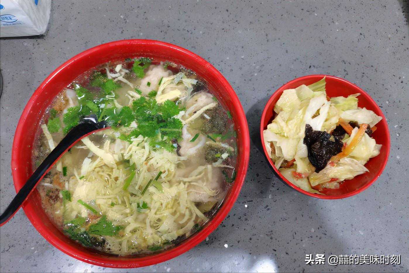 上海从开门就排队的老店，一碗小馄饨火了30年，当地人为情怀而来