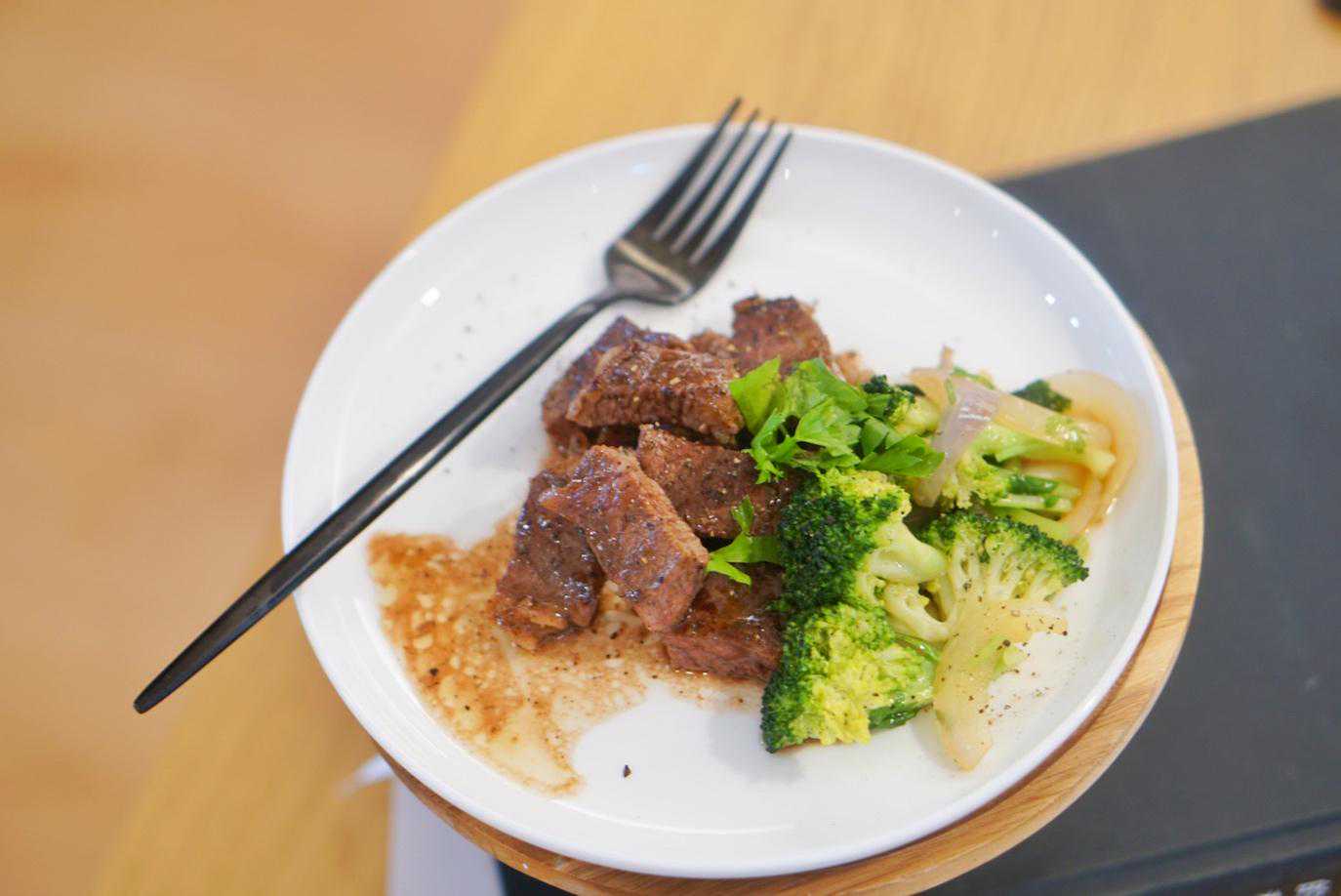 黑胡椒牛排自己在家也能做，肉嫩还多汁，一周吃5次都不腻