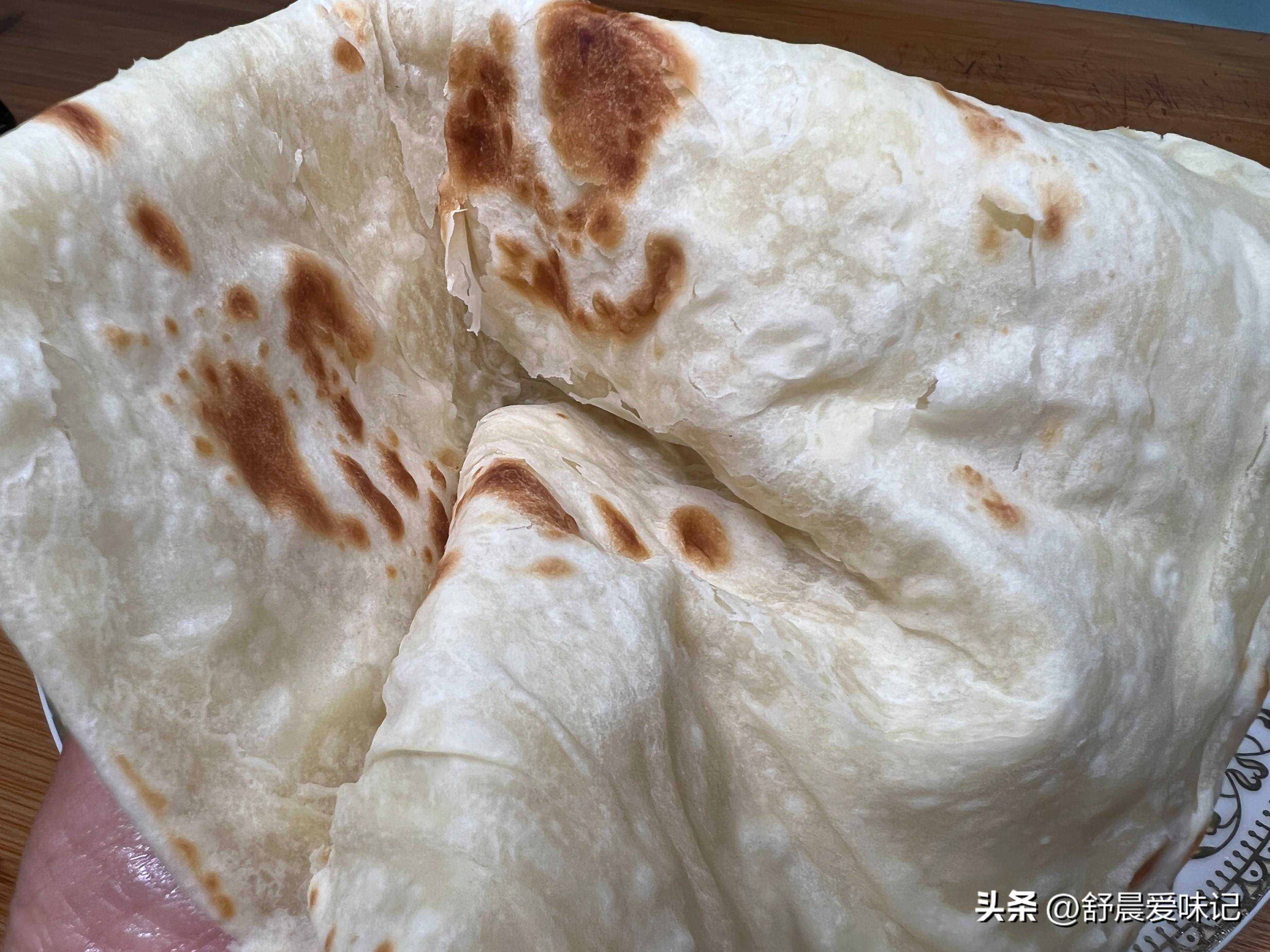 面粉中加食盐和鸡蛋，可以做薄饼，吃起来劲道有嚼劲，2分钟出锅