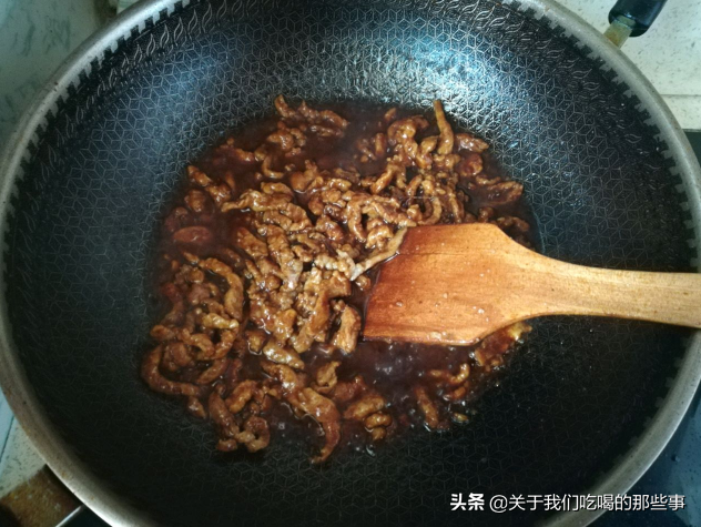 炒京酱肉丝，牢记几个技巧，肉丝滑嫩可口，酱香味浓郁，卷饼真香