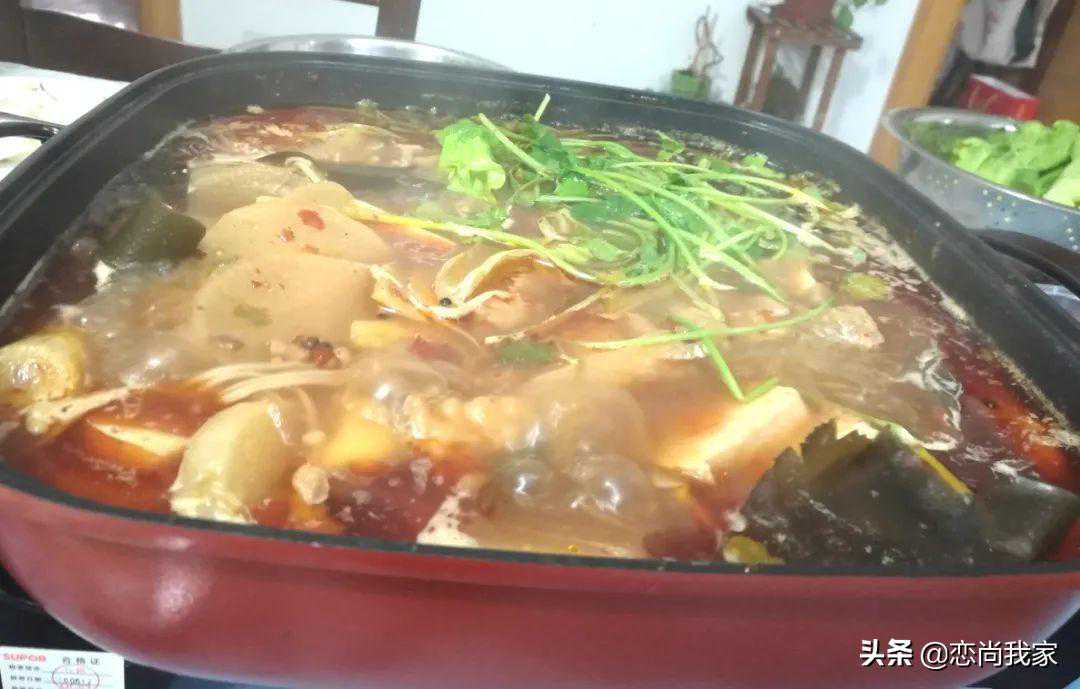 迎新年，抵御寒冷天气，在家围在一起吃火锅才热闹，三鲜火锅做法