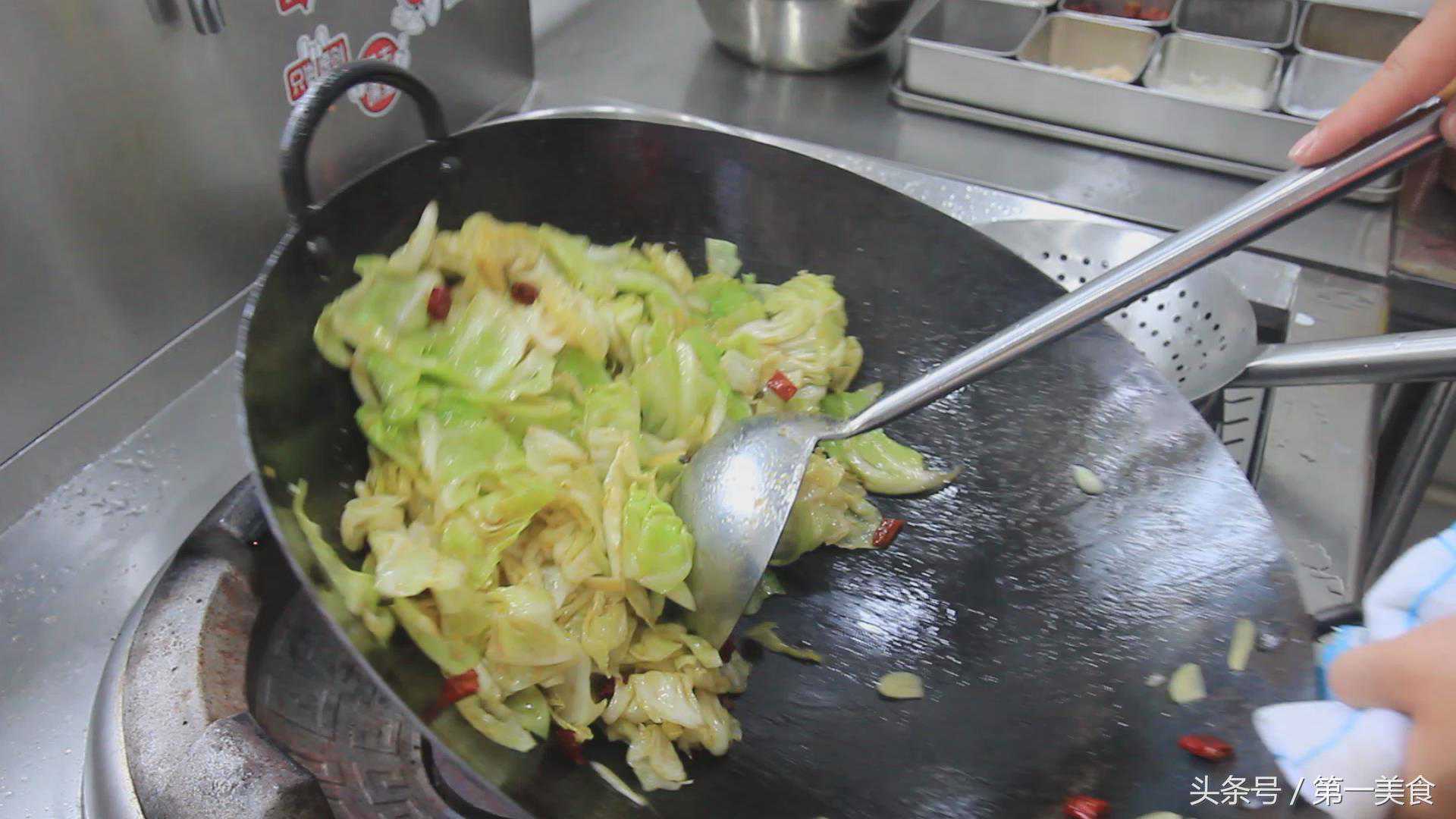 八旬老人剥虾被刺了一下，差点丧命！警惕这个海洋“杀手”→