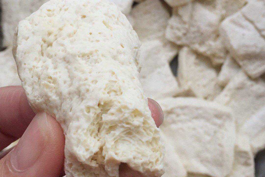 东北冻豆腐的做法，记住先蒸后冻，孔隙多弹性好，涮锅乱炖都好吃