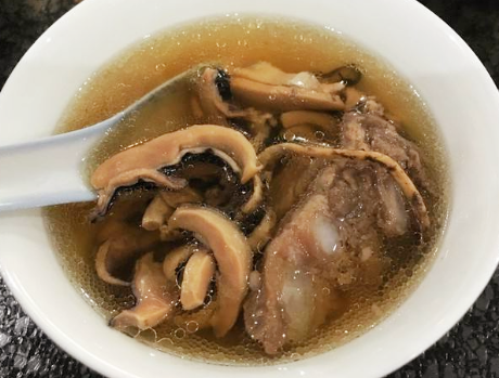做墨鱼汤时，骨头需要去掉吗？60岁大厨：做对了，美味更营养