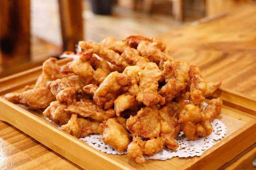 老厨师不管炸什么肉，都不用面粉和淀粉，放多久都能保持酥脆口感