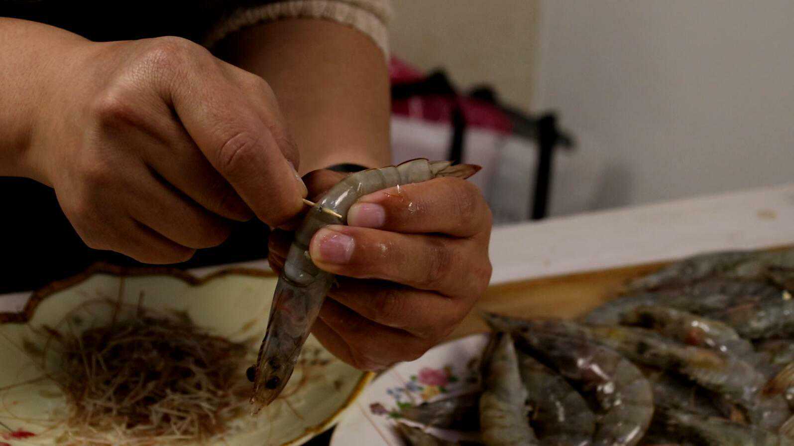 水煮虾时，凉水下锅还是热水下锅？区别挺大，弄错了难吃还浪费钱