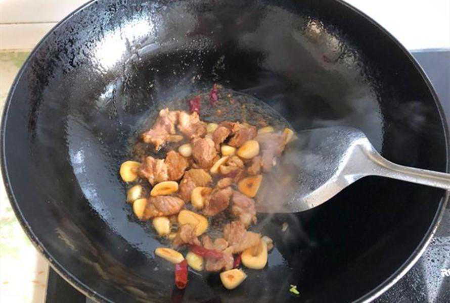 炒包菜时，有人先焯水有人直接炒，都不对，教你正确做法，太香了