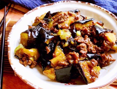 地道东北烧茄子，教你1招技巧，不费油特省事，拌着米饭能吃2碗