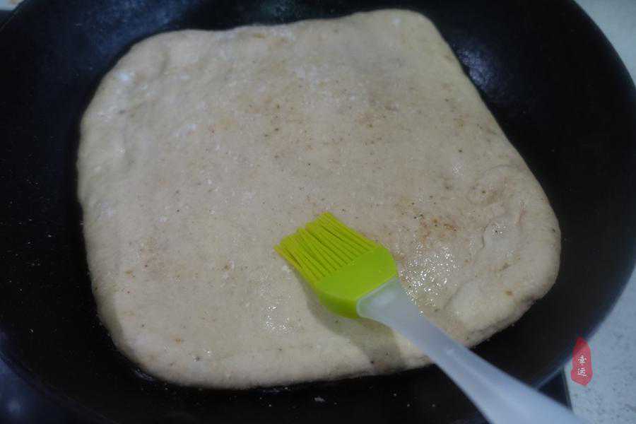 用原粮面粉制作的五香发面饼，外皮酥脆，里面暄软，面香味更香