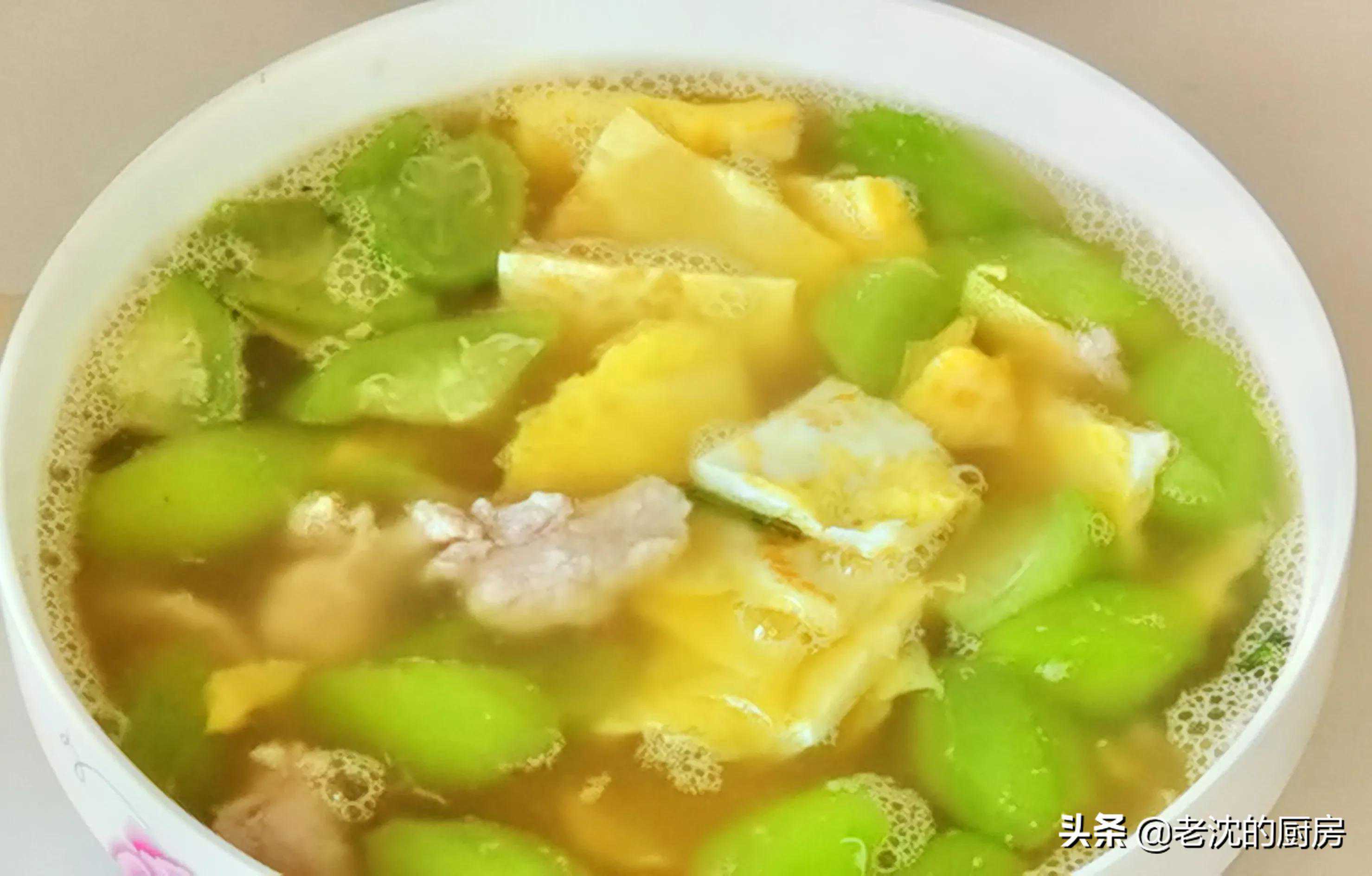 夏日靓汤家常肉片丝瓜汤，汤清味美营养丰富