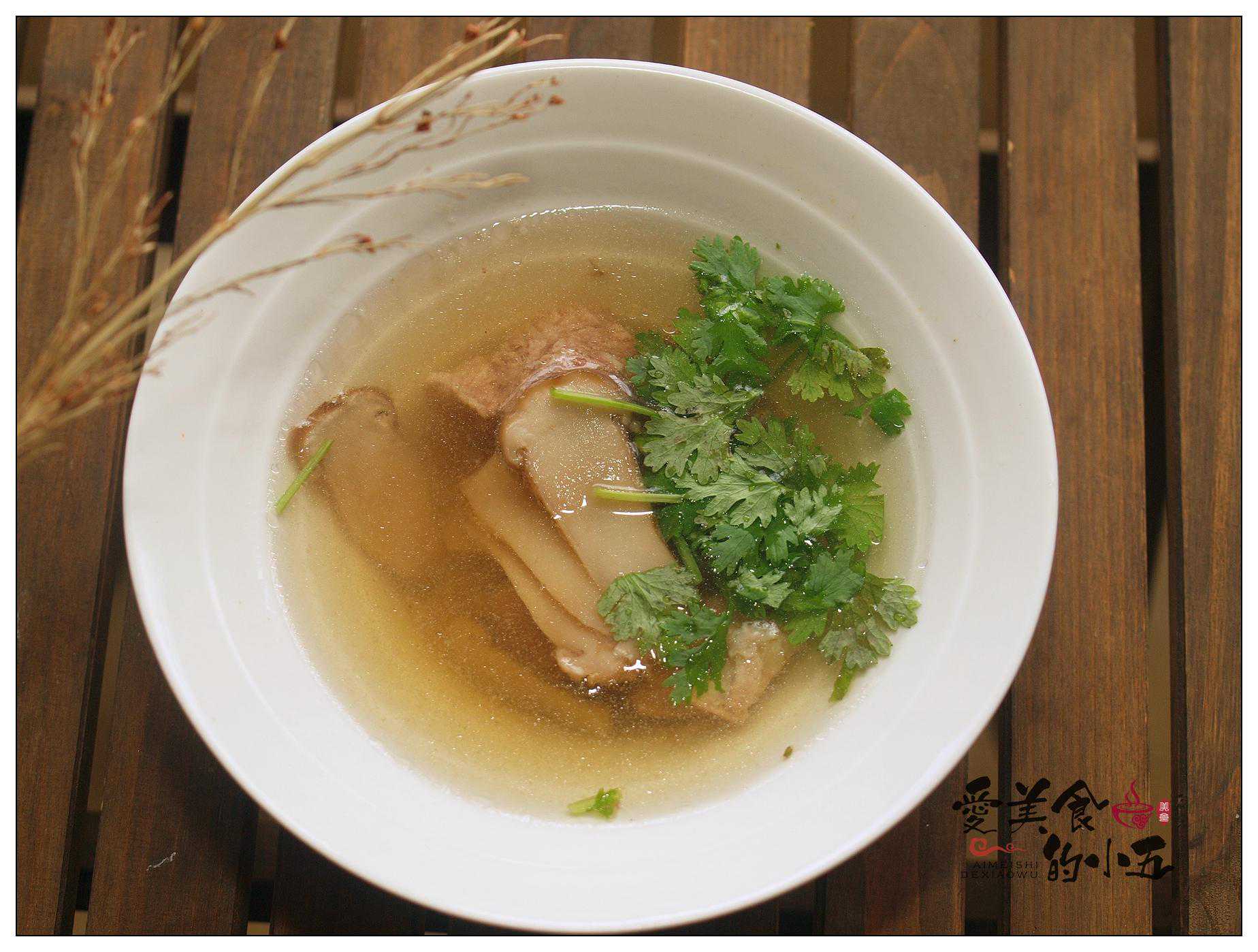 新鲜上市的松茸，加点猪肉来炖汤，就很鲜美