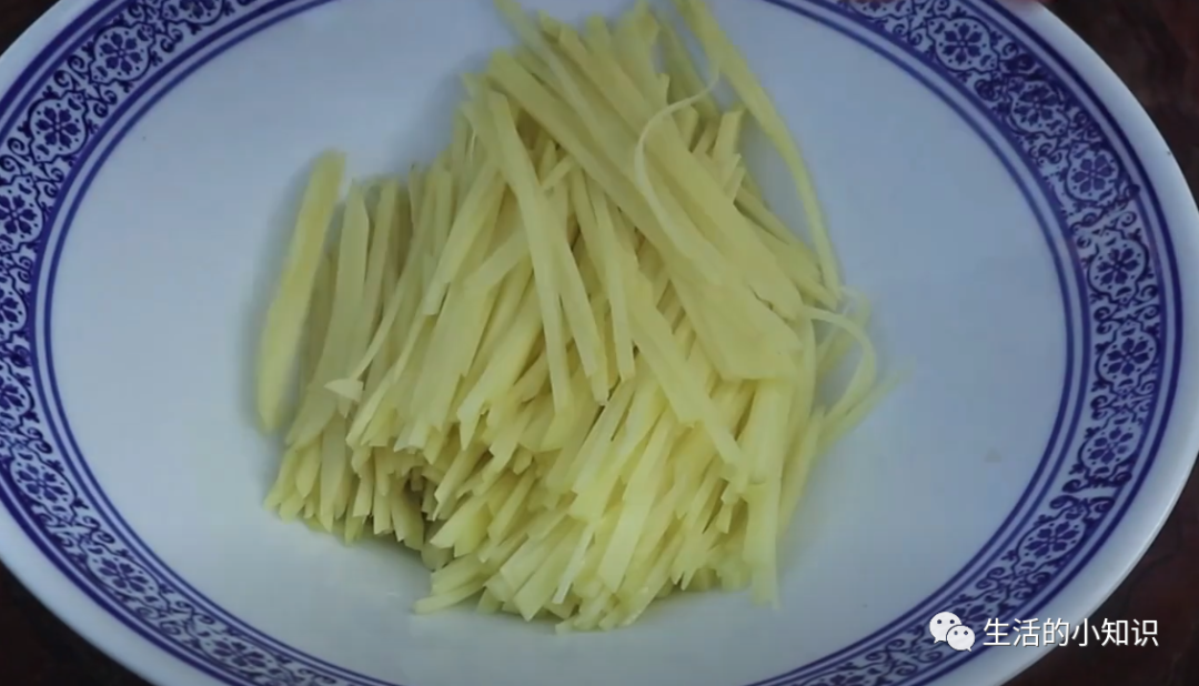 教你做土豆丝鸡蛋饼，鲜中有香，挑食的孩子闻了都想吃