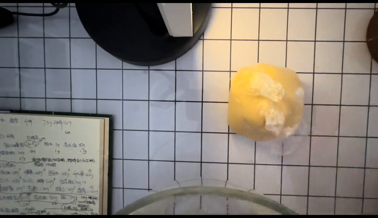 教你做月饼皮，不用戴手套，压上醒狮图案，真的很漂亮
