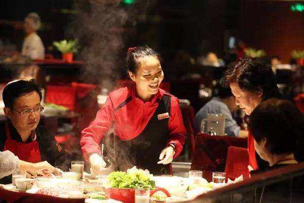 海底捞，巴奴的服务员为什么一定要提供下菜服务？